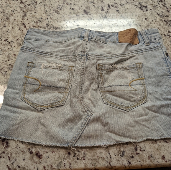American Eagle Distressed Jean Mini Skirt Sz 4 - Picture 4 of 5